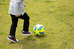 子供がサッカーボールを蹴っている画像